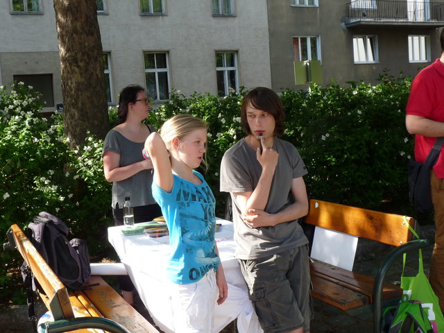 Clara überlegt gemeinsam mit Flo, Mitorganisator des Projekts, Ideen für den Rubenspark.