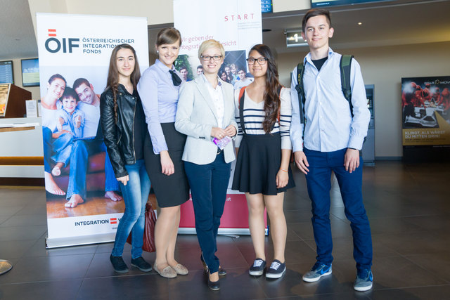 Die START-Stipendiat/innen Fulya Demirbas, Amela Garibovic, Sorrita Kim und Nasi Ibraimi (v.l.) mit Jugendlandesrätin Doris Hummer. | Foto: Cityfoto
