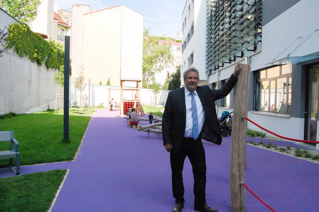 Spielen: Michael Gehbauer zeigt den frei zugänglichen Spielplatz.