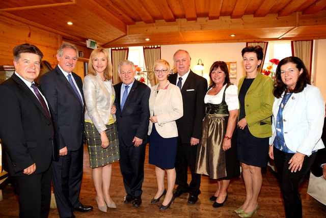 Reinhold Entholzer, Viktor Sigl, Staatsministerin Beate Merk, Josef Pühringer, Doris Hummer, Adalbert Cramer, Gisela Peutlberger-Naderer, Doris Schulz und Gabriele Lackner-Strauss (v. l.). | Foto: Land OÖ/Kraml
