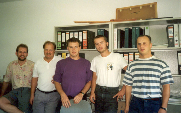 Johann Stehrer mit Kollegen im Jahr 1993: Alois Bleckenwegner, Johann Stehrer, Erich Pamminger, Christoph Maier und Friedrich Entholzer. | Foto: FACC AG