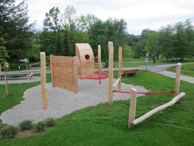 Der von den Kindern mitgestaltete naturnahe Erlebnisspielplatz wird am 1. Juni eröffnet. | Foto: Gemeinde