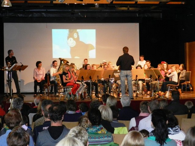 Die Bläserkids der Bundesmusikkapelle Kirchdorf, Erzählerin Gudrun Schwärzler und die „Bremer Stadtmusikanten“ bekamen für ihre gekonnten Auftritte viel Applaus