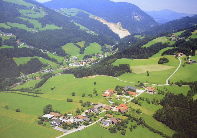 Ein Blick über Naas-Dorf (vorne) mit In der Weiz (Mitte), den Steinbruch der Fa. Marko und dahinter die Weizklamm.