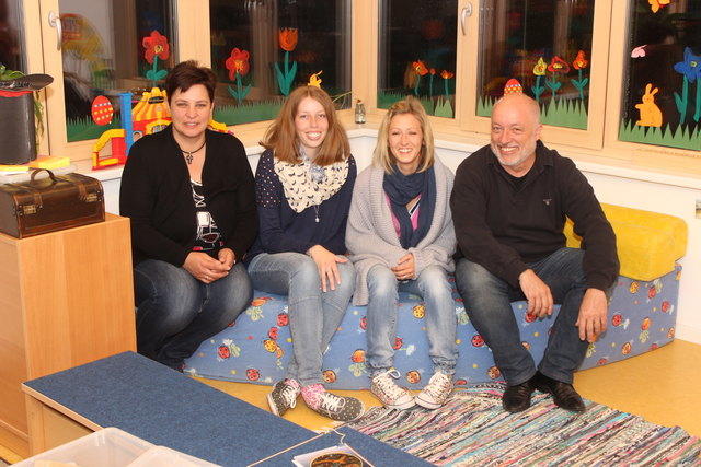 Nahmen auf der Kindercouch platz - Das Team der Kinderkrippe mit Bgm. Gerhard Poscher