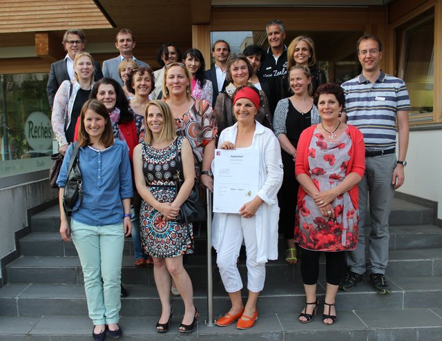 Gruppenbild: SchulvertreterInnen der teilnehmenden Haller Schulen, Recheis GF Martin Terzer und Stefan Recheis (hinten v.l.n.r.), TVB Obmann Martin Friede (vorne rechts), Künstlerin Astrid Schroffner-Steiner (im Bild rechts, hinter Martin Friede)