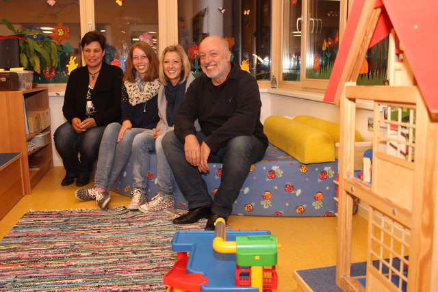 Nahmen auf der Kindercouch platz - Das Team der Kinderkrippe mit Bgm. Gerhard Poscher