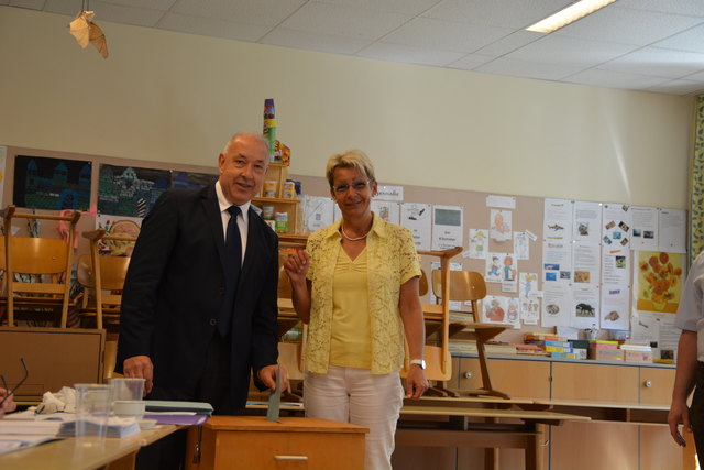 Die Scheibbser Bürgermeisterin Christine Dünwald bei der Stimmabgabe in der Sporthauptschule.
