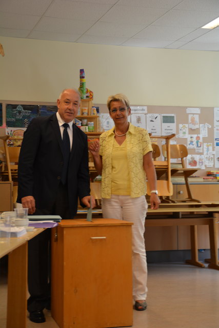 Die Scheibbser Bürgermeisterin Christine Dünwald bei der Stimmabgabe in der Sporthauptschule.