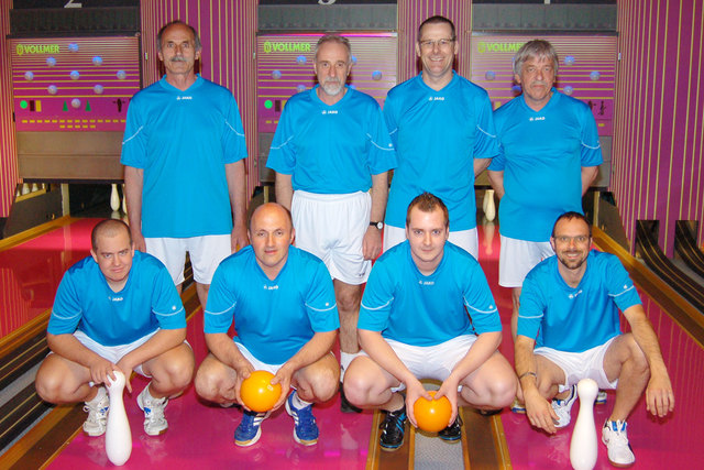 Das Team der SpG KSK-LKH Klagenfurt für den Österreich-CUP
Stehend v. links: Ilija Lamesic, Ernst Zalto, Wernrer Rössler, Gerhard Witzelnig;
hockend: Michael Snieder, Josef Köstinger, Patrick Geier und Roman Leitner