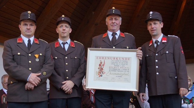 Kdt. Markus Schennach, Patrick Neumann und Bürgermeister Hansjörg Falkner überreichten Helmut Prantl die Urkunde der Ehrenmitgliedschaft der FF Oetz.