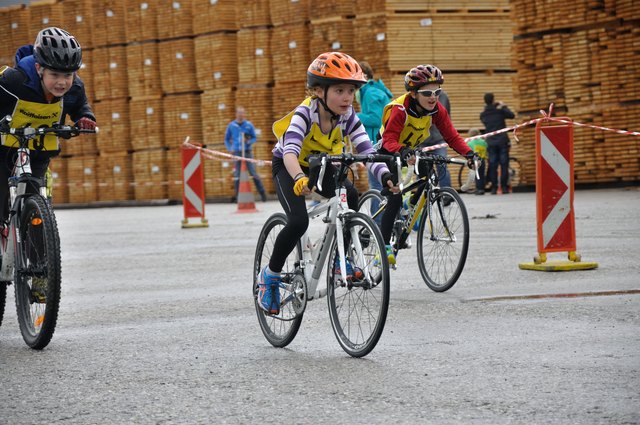 24 Nachwuchs-Radler gingen beim Kinder-Radkriterium in Perwarth an den Start. | Foto: Reisinger