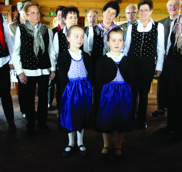 Der Seniorenchor Gräbern-Prebln mit Martina und Leonie Kainbacher