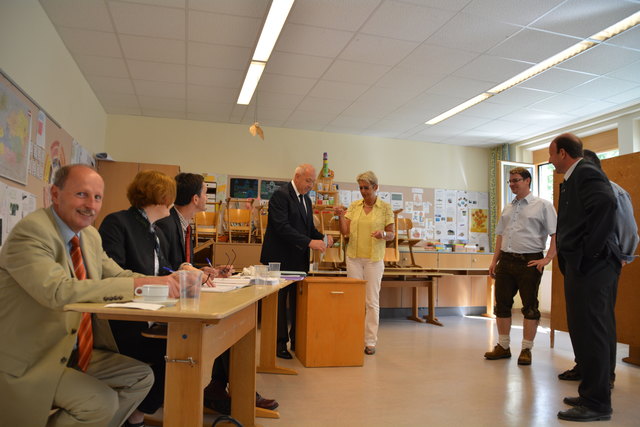 Die Scheibbser Bürgermeisterin Christine Dünwald bei der Stimmabgabe in der Sporthauptschule.