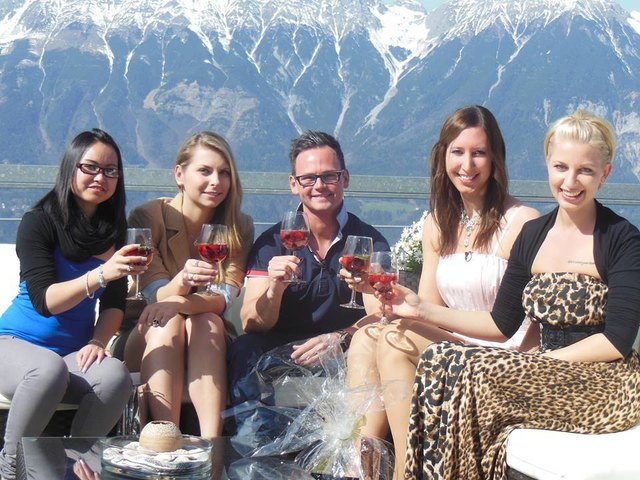 Hahn im Korb:Isabella, Nicole, Julia und Nadine bekochten Martin Veith um sein Herz zu erobern. | Foto: Puls 4