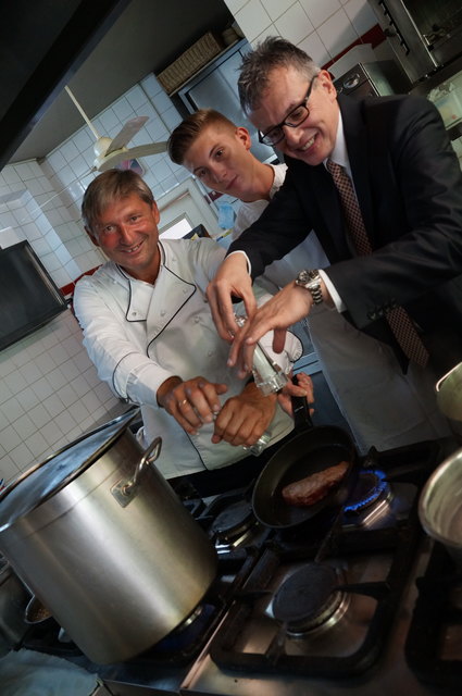 Salzen und Pfeffern: August Teufl schaute dem Küchenteam im Restaurant Galerie über die Schulter.