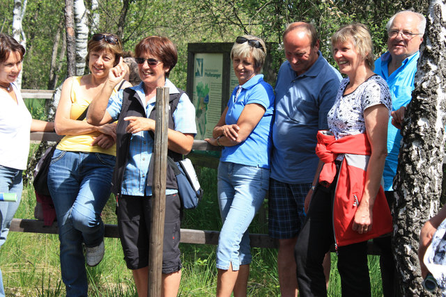 Führung durchs Ibmer Moor mit Moorwächterin Maria Wimmer (3. v. l.) | Foto: Seelentium