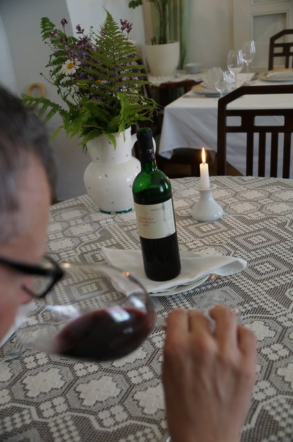 Zur Hauptspeise passte ein fruchtig eleganter Zweigelt Barrique vom Weingut Pröll aus Radlbrunn.