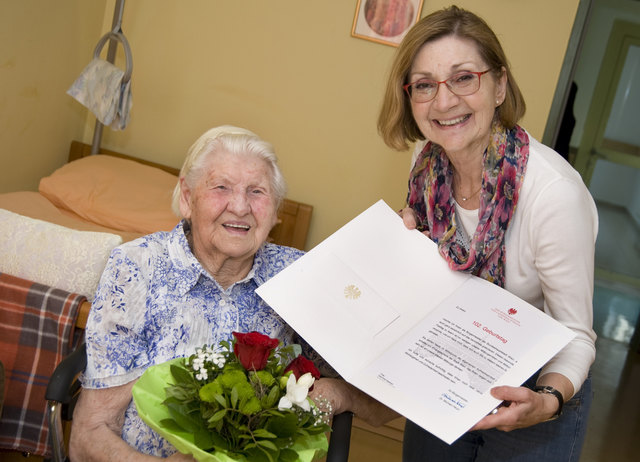 Inge Zankl überreichte der Jubilarin am 19.5.  die Ehrengabe der Stadt Wien. | Foto: Foto: Bramböck