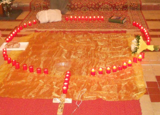 Wasser, Brautstrauß, Bibel, weißes  Priestergewand und Brot