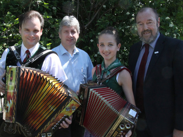 Gregor Mörth, Musikschuldirektor Josef Deutschmann, Anna Reinbacher, Bürgermeister Walter Eichmann (v.l.)