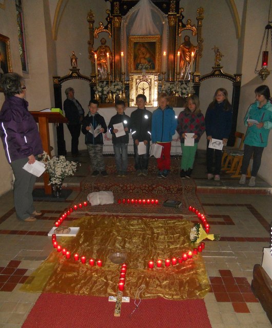 Es wurde dunkel, nur der "Rosenkranz" leuchtet