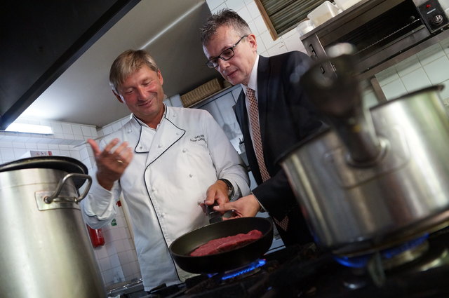 Robert Langeneder und August Teufl in der Küche des Restaurants Galerie.