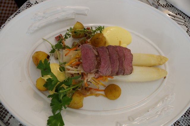 Hauptspeise: Gebratener Weidelammrücken aus Gresten mit Solospargel aus dem Marchfeld mit Erdäpflgröstl und einer Knoblau-Hollandaise.