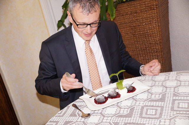 "Der Geschmack der Topfennockerl wird herausgehoben und hervorragend abgerundet durch den Mohn", so Teufl über das Dessert.