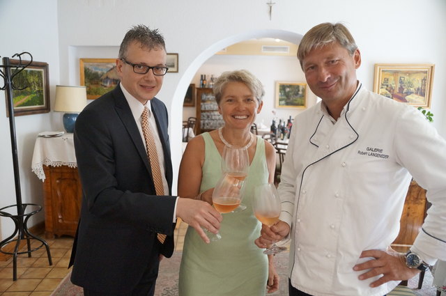 August Teufl, Birgit und Robert Langeneder gönnen sich als Aperitif einen Rosé-Sekt vom Weingut Bründlmayer.