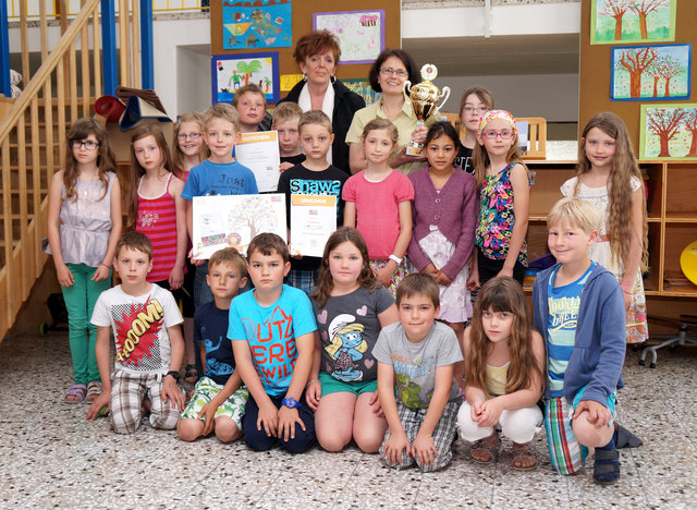Eva Trabitsch übergibt Pokal, Urkunden und Büchergutscheine an VOD Cornelia Waldenberger und Schüler der VS Taiskirchen.