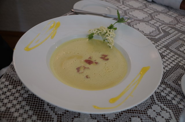 Kokos-Chilli-Curry-Holunderschaumsuppe mit Thunfischcarpaccio.