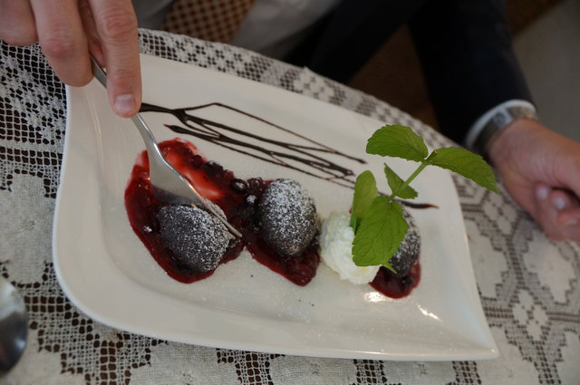 Dessert: Mohn-Topfennockerl auf Rumtopffrüchten.