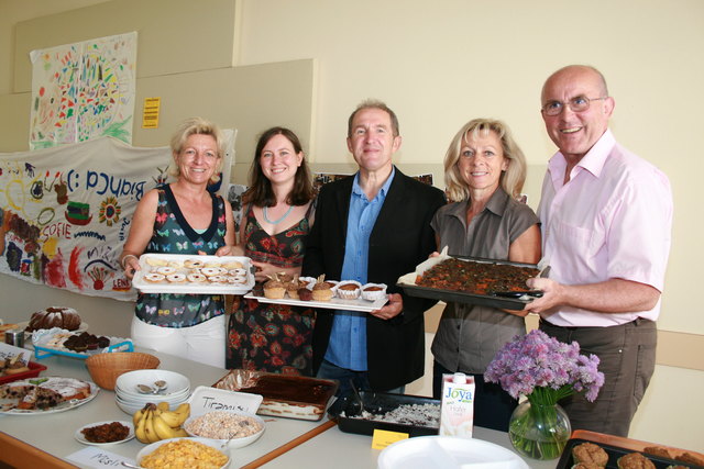 Bei einem reichhaltigen veganen Buffet im evangelischen Pfarrzentrum in Großpetersdorf wurde angeregt über regionalen Tierschutz geplaudert: LAbg Doris Prohaska, Alice Pichler (Obfrau des Tierschutzvereins "Wir fürs Tier Oberwart"), Bürgermeister Wolfgang Tauss, Anita Reicher (Mitglied des Vereins "Wir fürs Tier Oberwart") und Günter Philipp (Amtsleiter der Gemeinde Großpetersdorf) | Foto: Wir fürs Tier Oberwart