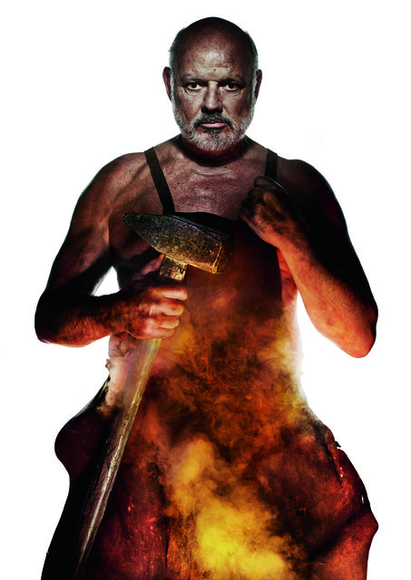 Wolfgang Böck ist als „Gluthammer“ in Johann Nepomuk Nestroys „Der Zerrissene“ zu sehen.