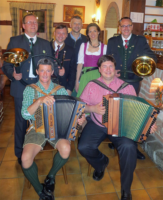 1. Reihe: Christian Brodkorb, Andreas Brunnthaler;
2. Reihe: Franz Sappert (Obmann Jagdhornbläsergruppe Abstetten), Bürgermeister NR Johann Höfinger, Michael und Sandra Hauck, Bezirkshornmeister Josef Leckel. | Foto: Marktgemeinde Sieghartskirchen