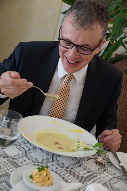 "Mild, cremig – hohe Kochkunst", so Teufl über die Suppe.