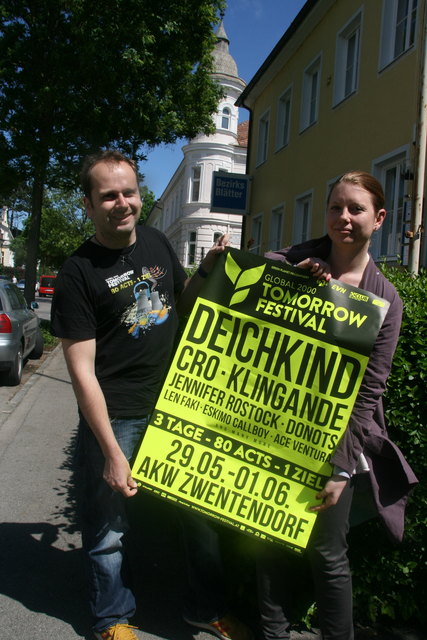 Martin Aschauer und Brigitta Lindner von Global 2000 vor dem Bezirksblätter Büro in Tulln.