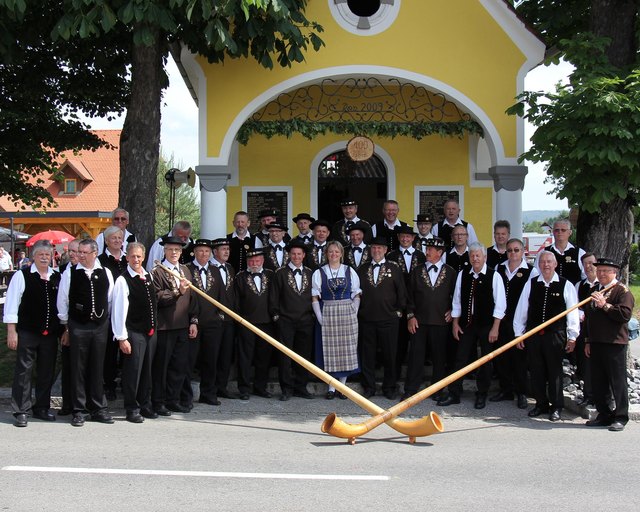 Die Gäste aus dem schweizerischen Alpnach gestalteten bei der Dorfkapelle Stögersdorf eine "Jodelmesse". | Foto: KK
