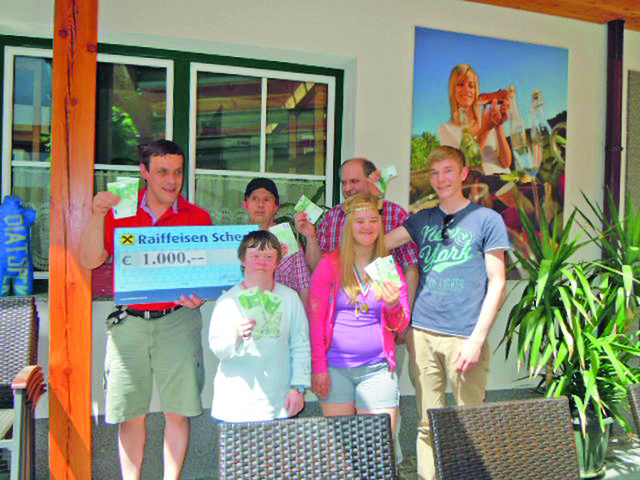 Die Klienten der Flechterei und ihre Betreuer freuen sich über den Zuschuss, den sie dank des Promitarock-Turniers bekommen haben. | Foto: Foto: privat