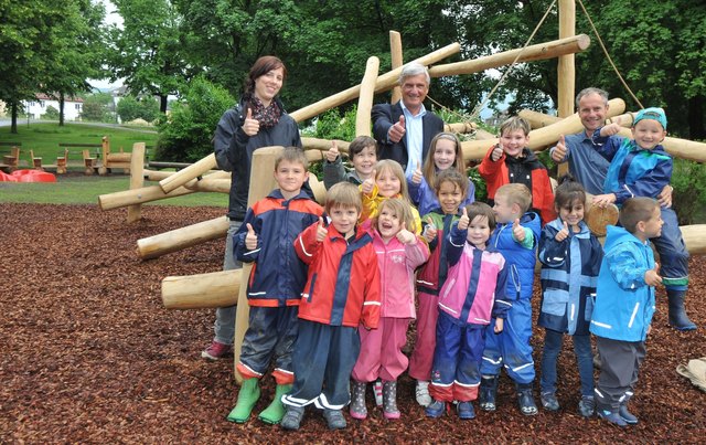 Daumen noch für den regensicheren Spielbereich: Die ExperTinnen vom Kindergarten Lehen 2 testen mit Pädagogin Nadine Sponseiler, dem ressortzuständigen Vizebürgermeister Harry Preuner und Stadtgärten-Chef Christian Stadler die neue Anlage. | Foto: Stadt Salzburg