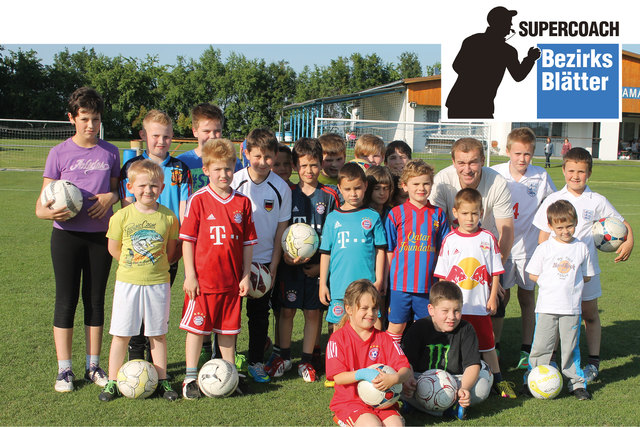 Gerhard Pahr mit „seinem“ Nachwuchs – allen macht das Training Spaß.