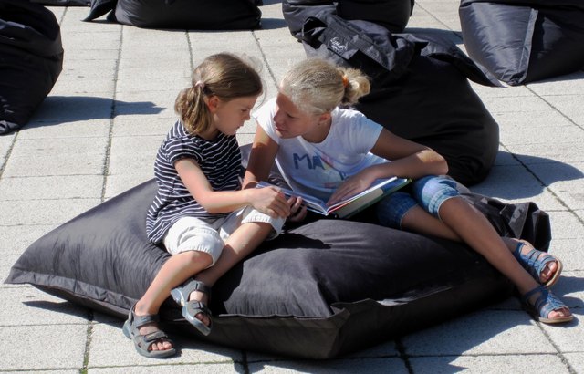 Gemütliches Schmöckern auf Sitzsäcken am Domplatz. | Foto: Innovationswerkstatt