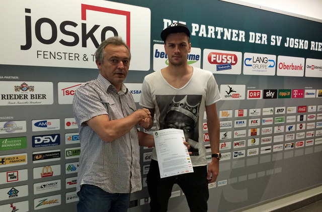 SV Ried-Manager Stefan Reiter mit Neuzugang Denis Streker, der von Hoffenheim nach Ried wechselt. | Foto: SV Ried