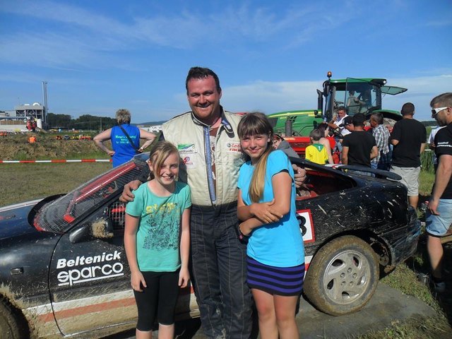 Mario Hofer mit den beiden jungen Auto Crash Fans Babsi und Babsi
