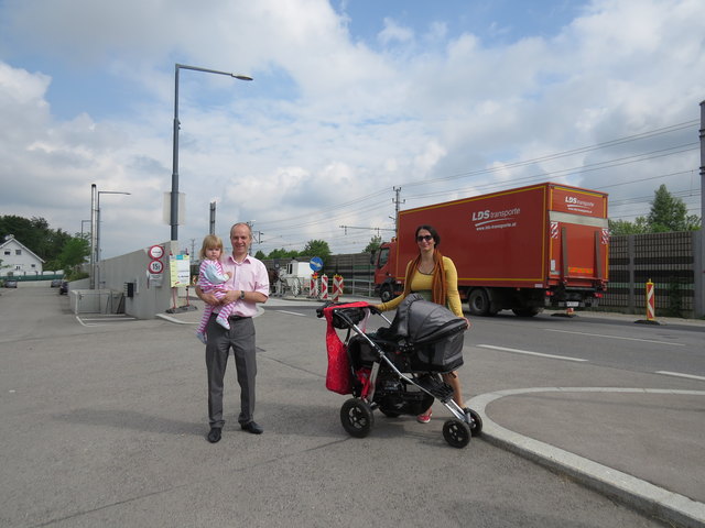 Thomas Wiegel (mit Tochter Sophie) und Sonja Reichl wehren sich gegen die hohe Lärmbelastung und Vibrationen der Autos und Lkws.