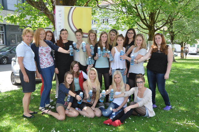 Die Schülerinnen mit ihrer Lehrerin Ilse Klammer (links) | Foto: KK