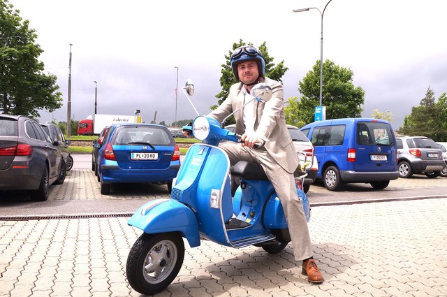 "Ich finde immer einen Parkplatz und brauche keinen Parkschein", sagt Bezirksblätter-Chefredakteur und Vespa-Fahrer Oswald Hicker.