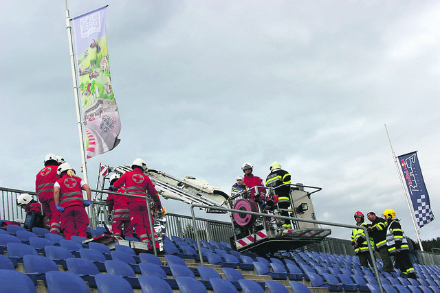 Szenario 1: Vier Verletzte müssen von der Westtribüne geborgen werden. Fotos: Verderber
