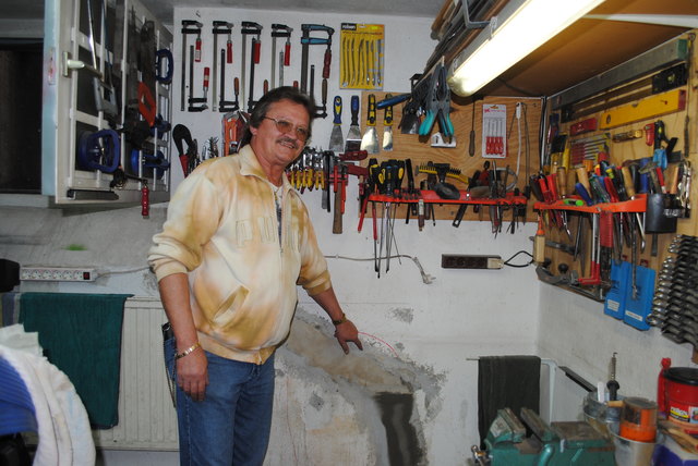 Seit drei Wochen ärgert sich Peter Seipka mit einem wasserleckenden Riss in der Kellerwand seines Hobbyraumes herum. | Foto: Franziska Bukowsky